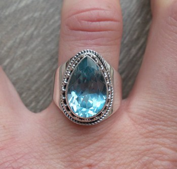 Zilveren ring gezet met druppelvorm blauw Topaas maat 18 mm